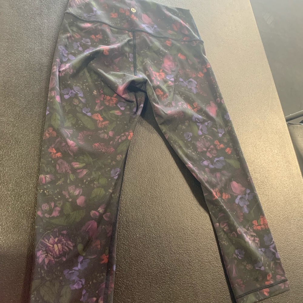 Lululemon crops size 8